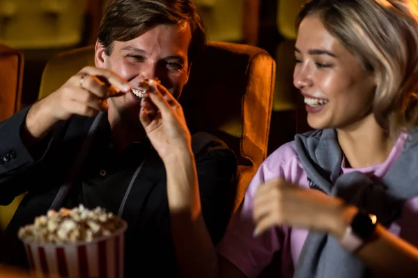 Amante Caucasiano Gostando Assistir Filme Comer Pipocas Juntos Cinema — Fotografia de Stock