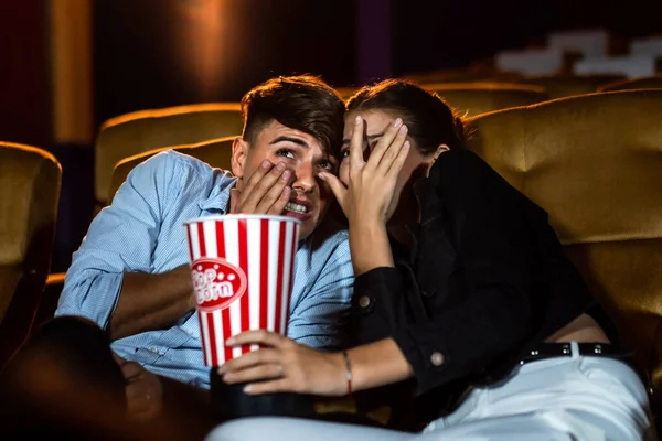 Couple Amoureux Regardant Choc Film Les Yeux Fermés Dans Cinéma — Photo