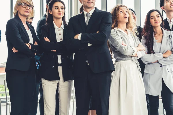 Başarılı iş adamları, işçi toplumunun güçlü ilişkilerini göstermek için bir arada duruyorlar. Modern ofiste güçlü bir takım çalışması sergileyen iş adamı ve iş kadınlarından oluşan bir ekip..