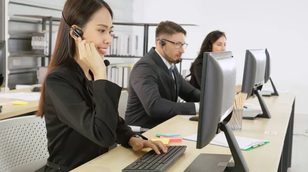 Geschäftsleute Mit Headset Arbeiten Büro Entfernte Kunden Oder Kollegen Unterstützen — Stockfoto