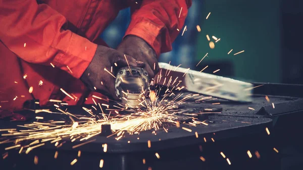 Mecânico Profissional Está Cortando Metal Aço Com Cortador Lâmina Diamante — Fotografia de Stock