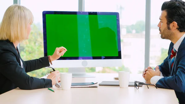 オフィステーブルの上に緑の画面クロマキーテレビやコンピュータを持つ会議室のビジネス人 ビデオ会議の会議でビジネスマンやビジネスマンの多様なグループの呼び出し — ストック写真