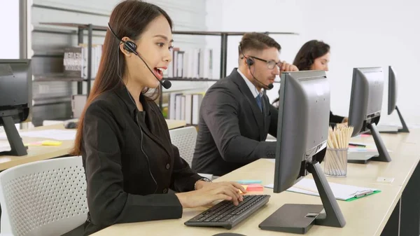 Geschäftsleute Mit Headset Arbeiten Büro Entfernte Kunden Oder Kollegen Unterstützen — Stockfoto