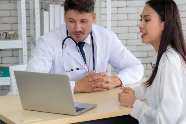 Médico Uniforme Profesional Examinando Paciente Hospital Clínica Médica Concepto Servicio — Foto de Stock