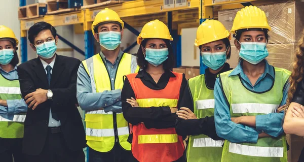 Gyári Ipari Dolgozók Csoportja Akik Arcmaszkkal Dolgoznak Hogy Megakadályozzák Covid — Stock Fotó
