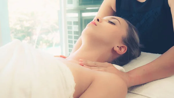 Ontspannen Vrouw Krijgt Schoudermassage Luxe Spa Door Professionele Massage Therapeut — Stockfoto