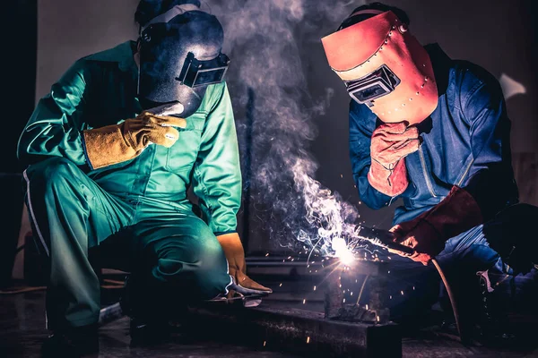 Stahlschweißarbeiten Mit Elektrischen Lichtbogenschweißmaschinen Zum Schweißen Von Stahl Der Fabrik — Stockfoto