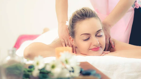 Ontspannen Vrouw Krijgt Terug Massage Luxe Spa Met Professionele Massage — Stockfoto