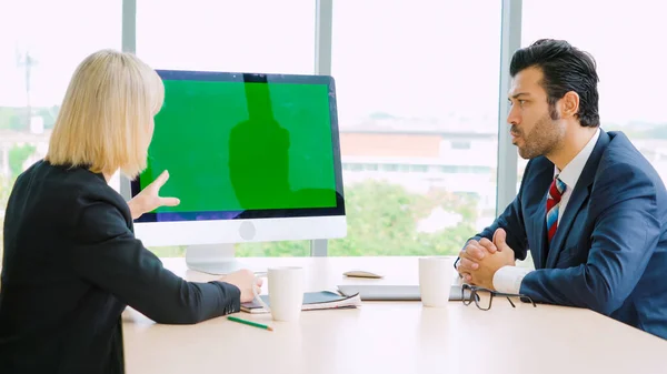 Affärsmän Konferensrummet Med Grön Skärm Kroma Nyckel Eller Dator Kontorsbordet — Stockfoto