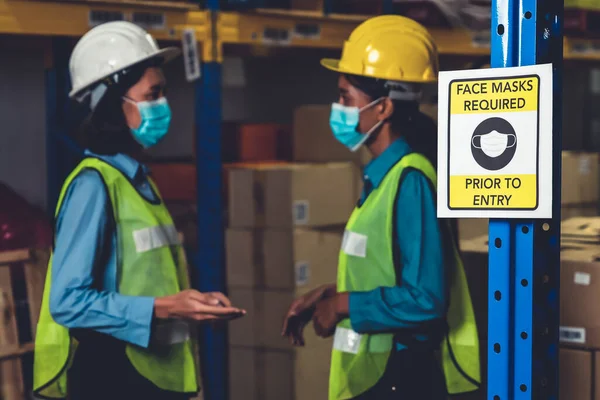 在工厂警告产业工人注意防止科维德 19考罗内病毒在流行病危机后的重新开放期间扩散的警告标志 安全工作概念 — 图库照片