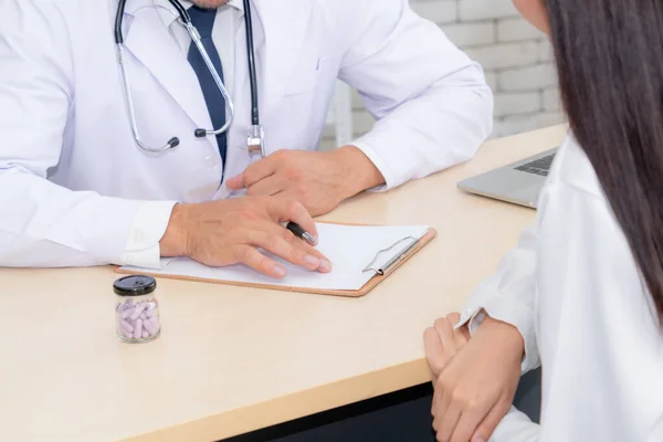 Médico Uniforme Profesional Examinando Paciente Hospital Clínica Médica Concepto Servicio — Foto de Stock