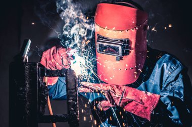 Metal kaynak çeliği, fabrikada çelik kaynaklamak için elektrikli yay kaynak makinesi kullanır. El becerisi iş gücü kavramına göre metal imalatı ve inşaat bakım hizmeti.