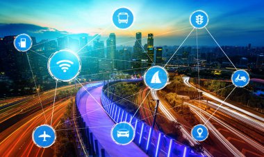 Gelecekteki araba trafiği için akıllı ulaşım teknolojisi kavramı. Sanal akıllı sistem, şehir sokaklarındaki araç verilerini birbirine bağlamak için dijital bilgi analizi yapıyor. Gelecekteki yenilik .