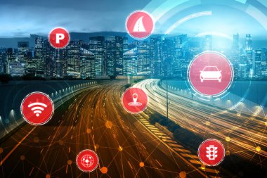Gelecekteki araba trafiği için akıllı ulaşım teknolojisi kavramı. Sanal akıllı sistem, şehir sokaklarındaki araç verilerini birbirine bağlamak için dijital bilgi analizi yapıyor. Gelecekteki yenilik .