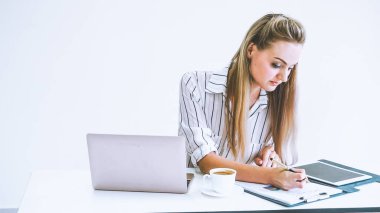 Modern ofiste çalışan sarışın bir iş kadını. İş konsepti.