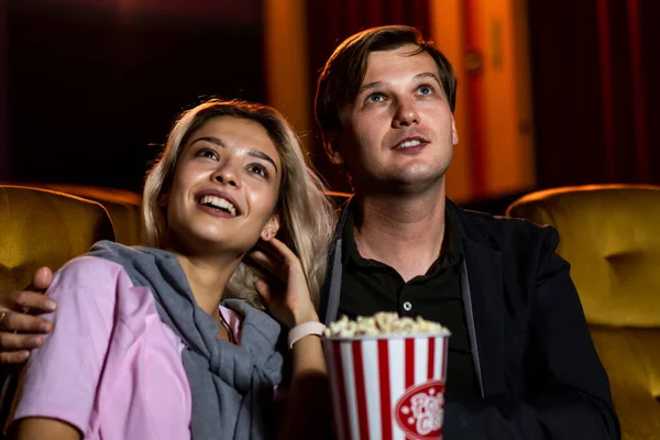 Kaukázusi Szerető Élvezi Nézni Film Eszik Popcorn Együtt Moziban — Stock Fotó