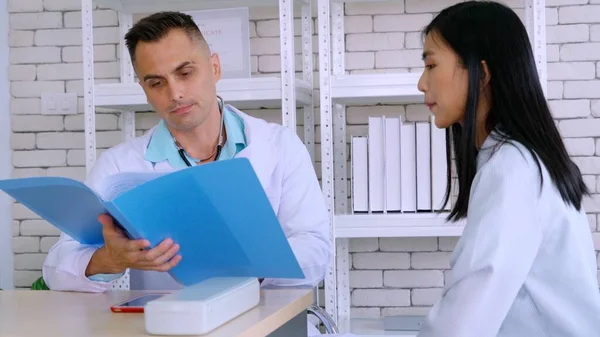 Doctor Professionele Uniform Onderzoeken Patiënt Het Ziekenhuis Medische Kliniek Concept — Stockfoto