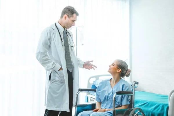 Doutor Uniforme Profissional Examinando Paciente Hospital Clínica Médica Conceito Serviço — Fotografia de Stock