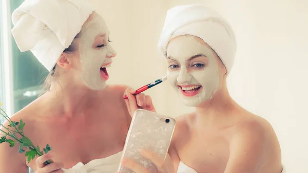 Mooie Vrouw Met Een Gezichtsverzorging Cosmetische Scrub Behandeling Van Professionele — Stockfoto