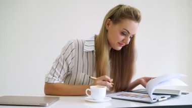 Modern ofiste çalışan sarışın bir iş kadını..