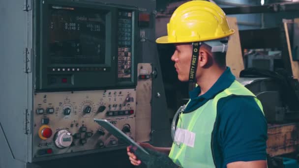 Έξυπνος εργάτης εργοστασίου που χρησιμοποιεί μηχανή στο εργαστήριο εργοστασίων — Αρχείο Βίντεο