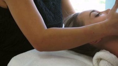 Kadın lüks kaplıcalarda yüz ve kafa masajı yaptırıyor..