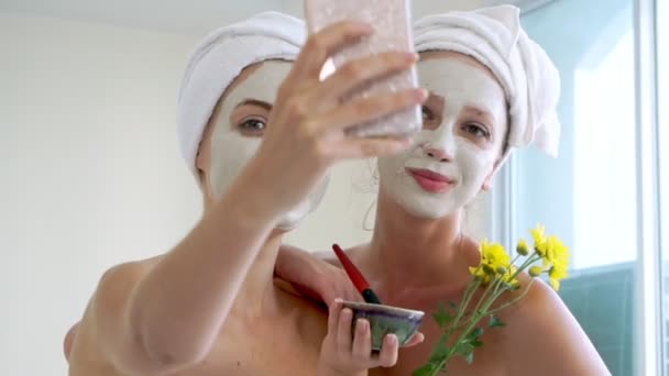 Hermosa mujer teniendo un tratamiento facial en el spa. — Vídeos de Stock