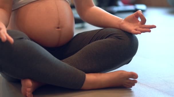 Активні фізичні вправи вагітної жінки у фітнес-центрі . — стокове відео