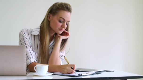 Femme d'affaires blonde travaillant au bureau moderne. — Video