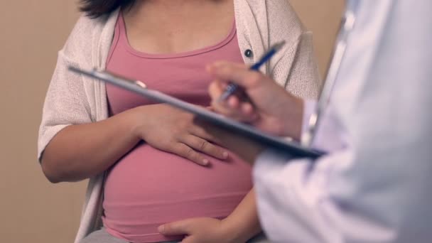 Wanita hamil dan dokter kandungan di rumah sakit. — Stok Video