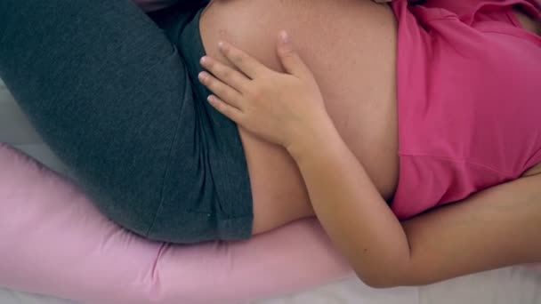 Счастливая беременная женщина спит на кровати в спальне. — стоковое видео