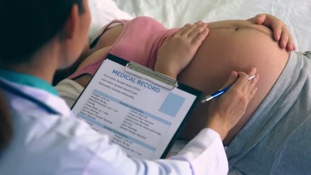 Gravid kvinna och gynekolog doktor vid sjukhuset — Stockvideo