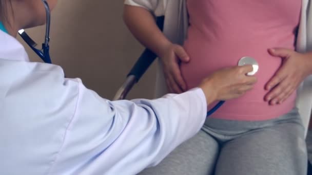 Mujer embarazada y médico ginecólogo en el hospital — Vídeo de stock