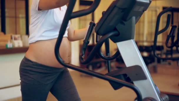 Aktive Schwangere trainieren im Fitnessstudio. — Stockvideo