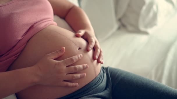 Lycklig gravid kvinna och väntar barn hemma. — Stockvideo