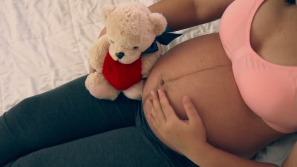 Glückliche Schwangere und erwartetes Baby zu Hause. — Stockvideo