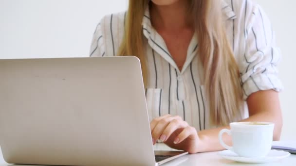 Bionda donna d'affari che lavora in un ufficio moderno. — Video Stock