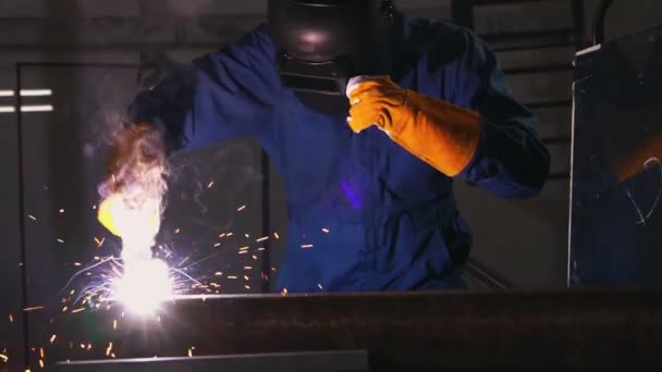 Soudeur de métaux travaillant avec une machine de soudage à l'arc — Video