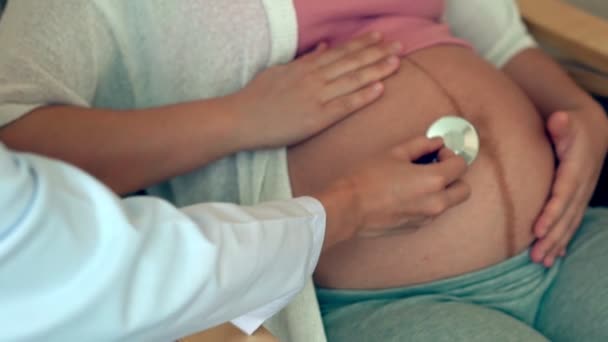 Gravid kvinna och gynekolog doktor vid sjukhuset — Stockvideo