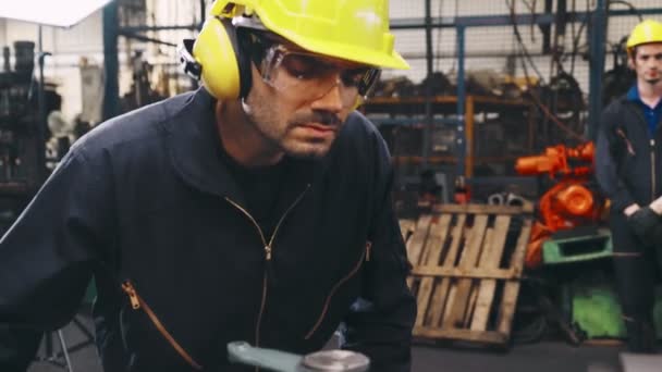 Trabajador de fábrica inteligente usando máquina en taller de fábrica — Vídeos de Stock