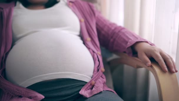 Casal grávida sente amor e relaxar em casa. — Vídeo de Stock