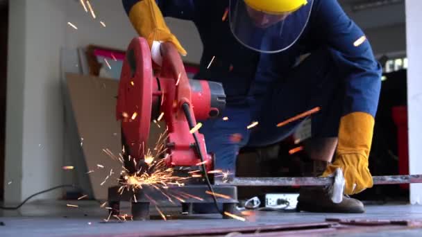 Meccanico professionista sta tagliando il metallo d'acciaio. — Video Stock