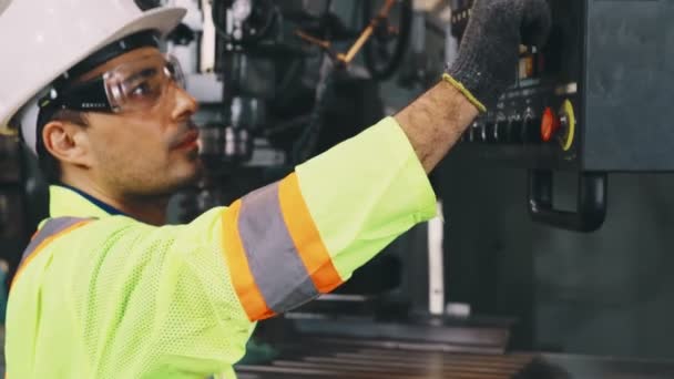 Inteligentny pracownik fabryczny korzystający z maszyny w warsztacie — Wideo stockowe