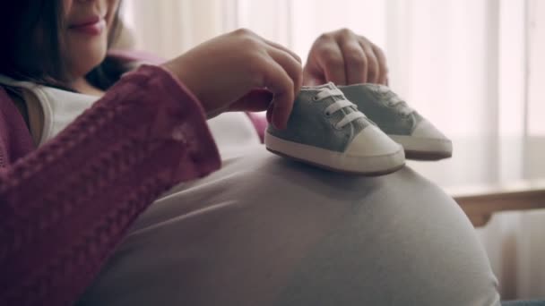 Glückliche Schwangere und erwartetes Baby zu Hause. — Stockvideo