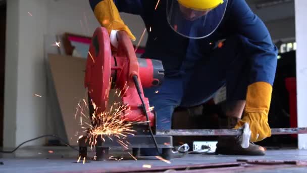 Meccanico professionista sta tagliando il metallo d'acciaio. — Video Stock