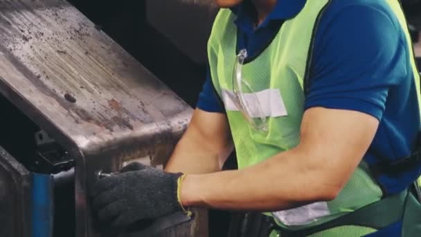 Grupo de trabajadores de la fábrica que utilizan equipos de máquinas en taller de fábrica — Vídeos de Stock