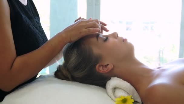 Kvinna får ansiktsmassage och huvudmassage i lyxigt spa. — Stockvideo