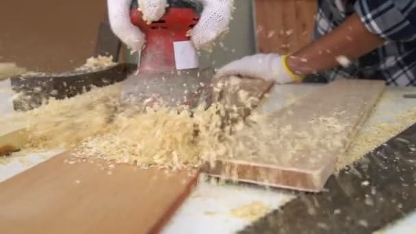 Menuisier travaillant sur l'artisanat du bois à l'atelier — Video