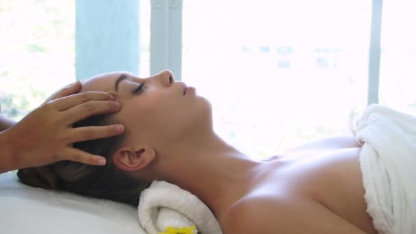 Woman gets facial and head massage in luxury spa. — Stock Video