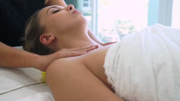 Mujer consigue hombro masaje spa por terapeuta. — Vídeo de stock